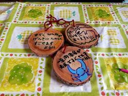 丸太を切って絵馬作り