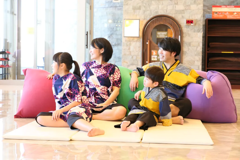 「岩盤浴休憩エリア」は家族でゆっくりくつろげる空間
