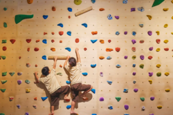 無料で楽しめる人気のボルダリング。汗をかいたら再びお風呂へGO♪