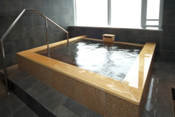 源泉掛け流しの家族風呂は、3歳未満・おむつが取れていない子供と利用可能（要予約・有料）