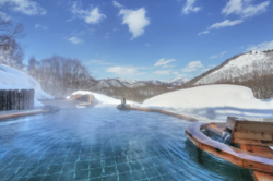 宿泊者様専用の露天風呂「眺望の湯」で雪見風呂♪