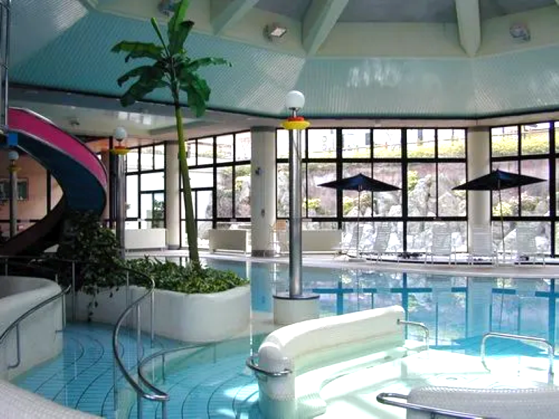 温水プールで子供たちは大はしゃぎ