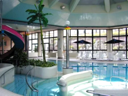 温水プールで子供たちは大はしゃぎ