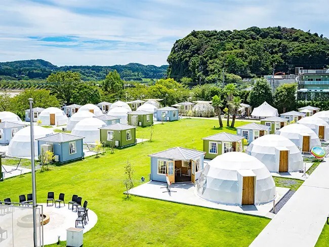 アルコールやソフトドリンク飲み放題のオールインクルーシブのグランピング施設