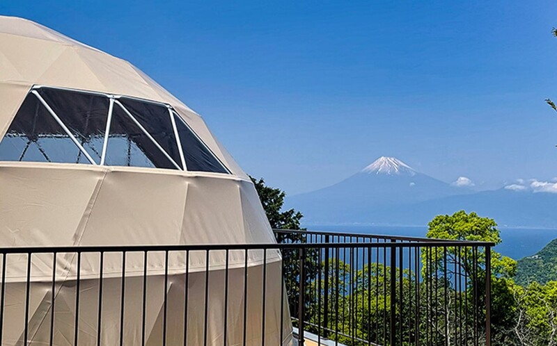 富士山を180°のパノラマで楽しむ絶景が魅力！ドームテントや半露天風呂付き客室で非日常体験が楽しめる。