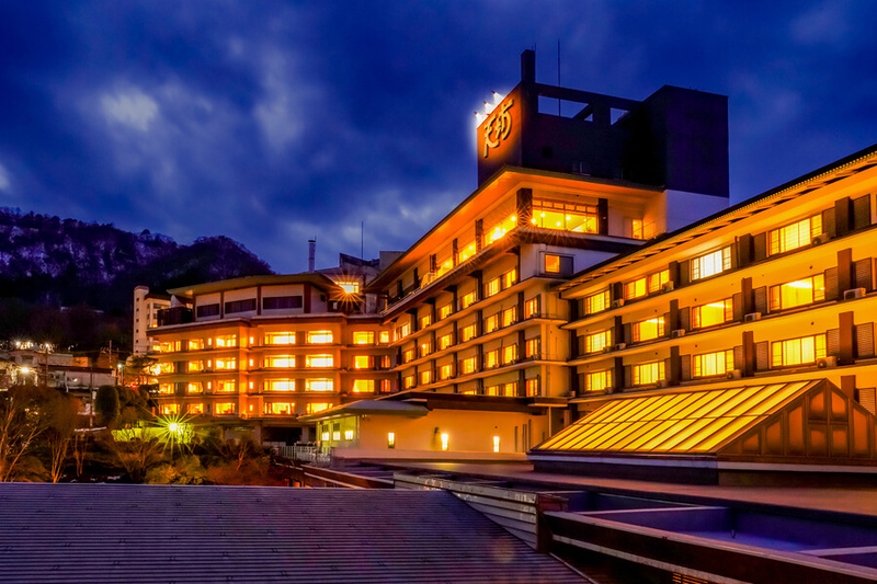"黄金と白銀”の二つの温泉を有し、1000坪の敷地に建つ大浴場など伊香保温泉を代表するホテル