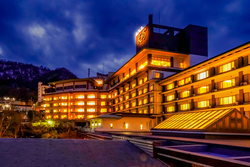 "黄金と白銀”の二つの温泉を有し、1000坪の敷地に建つ大浴場など伊香保温泉を代表するホテル