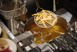 トリュフをなど、3種のフレーバーから選べる揚げたてフレンチフライ