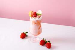 あまりん果肉の贅沢ストロベリーシェイク　880円