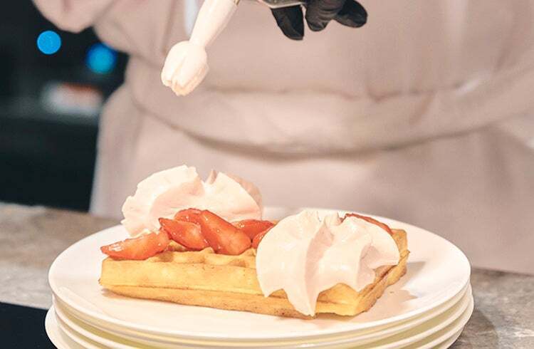 ゴーフル マスカルポーネのエスプーマとイチゴのコンポートとともに