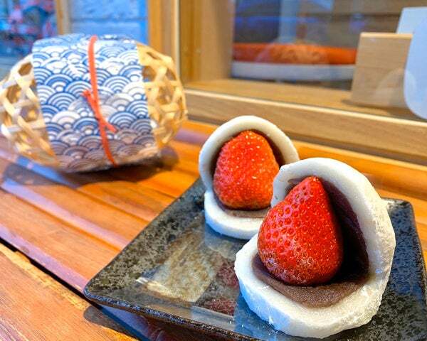 〈甘味処なごみ〉苺大福　（１個）　３７８円