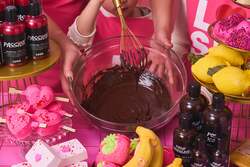 「親子参加OK！LUSHでチョココスメ作り　全国71店舗でバレンタインワークショップ開催」の写真