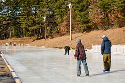 「電車で行ける絶景スケート！　八ヶ岳・小淵沢に限定リンク。サウナや乗馬も徒歩圏内」の写真