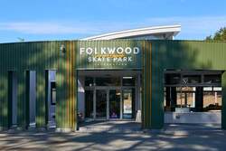 「電車で行ける絶景スケート！　八ヶ岳・小淵沢に限定リンク。サウナや乗馬も徒歩圏内」の写真