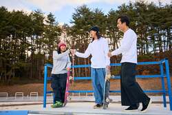 「電車で行ける絶景スケート！　八ヶ岳・小淵沢に限定リンク。サウナや乗馬も徒歩圏内」の写真