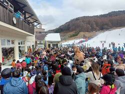 「高速直結で雪道も安心！佐久スキーガーデン パラダでお菓子まき　室内遊び場も完備！」の写真