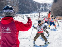 「高速直結で雪道も安心！佐久スキーガーデン パラダでお菓子まき　室内遊び場も完備！」の写真