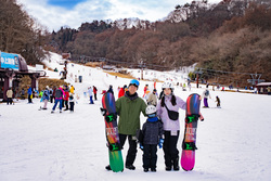 「高速直結で雪道も安心！佐久スキーガーデン パラダでお菓子まき　室内遊び場も完備！」の写真