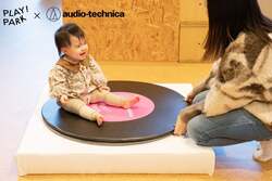 「【立川】人が乗れる「巨大レコード」出現!?全身で音を浴びる驚きの遊び場が3カ月限定」の写真