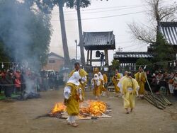 石垣山観音寺 初観音大祭（火渡り）│（C）久留米観光コンベンション国際交流協会