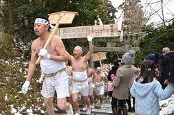 新山神社裸まいり／裸まいりの様子