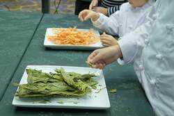 クッキー作りで使用するほうれん草とにんじんの端材