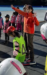 「高校生以下は貸靴無料！富士急ハイランドで五輪メダリストに教わるスケート教室を開催」の写真