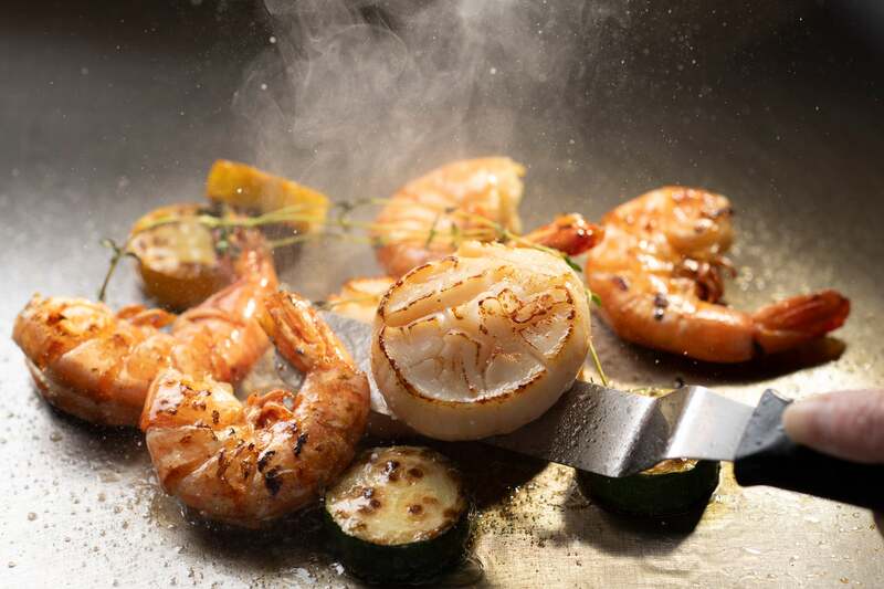 豪快に焼き上げる「海鮮プランチャ」