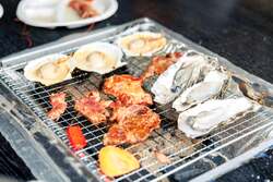 「【茨城】1盛り880円！古河に「牡蠣奉行」が限定オープン。親子で炭火焼きBBQ」の写真