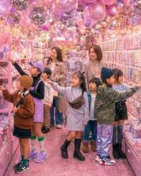 「大阪・岸和田にシール専門店オープン！壁一面の品揃えに親子で夢中「ペタラブ」誕生」の写真