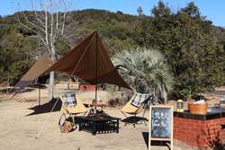 「1000円で焚き火＆マシュマロ！手ぶらで楽しめる「焚き火カフェ」が東かがわ市に新登場」の写真