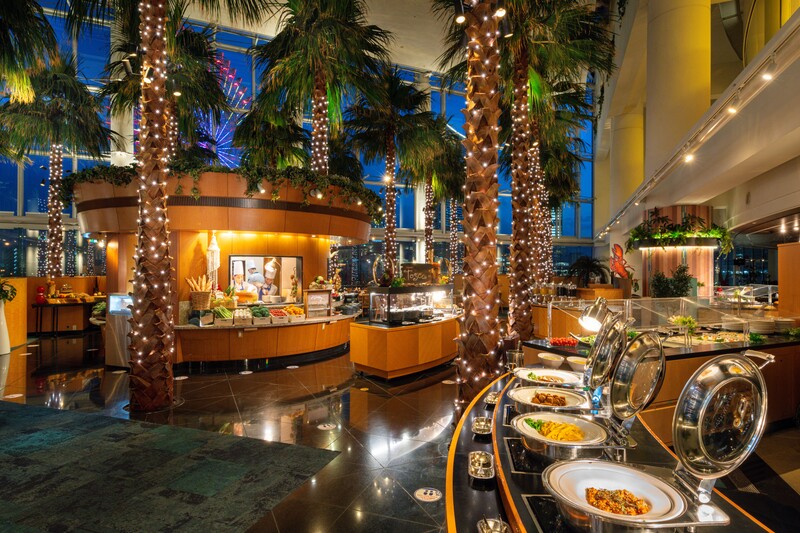 開放的な吹き抜けからの光に照らされるパームツリーや、海辺をイメージして水をたたえた空間など、まさに都会のなかのオアシス