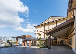 地下約1,000mから湧き出る温泉を楽しめます