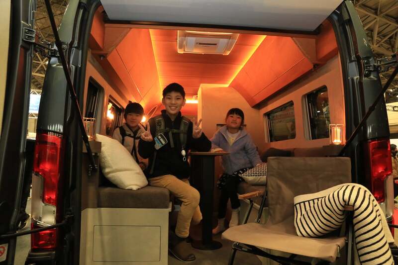 キャンピングカーに乗車可能