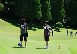 「川崎のゴルフ場が無料開放！芝すべりや動物園、音楽ライブやキッチンカーグルメも！」の写真