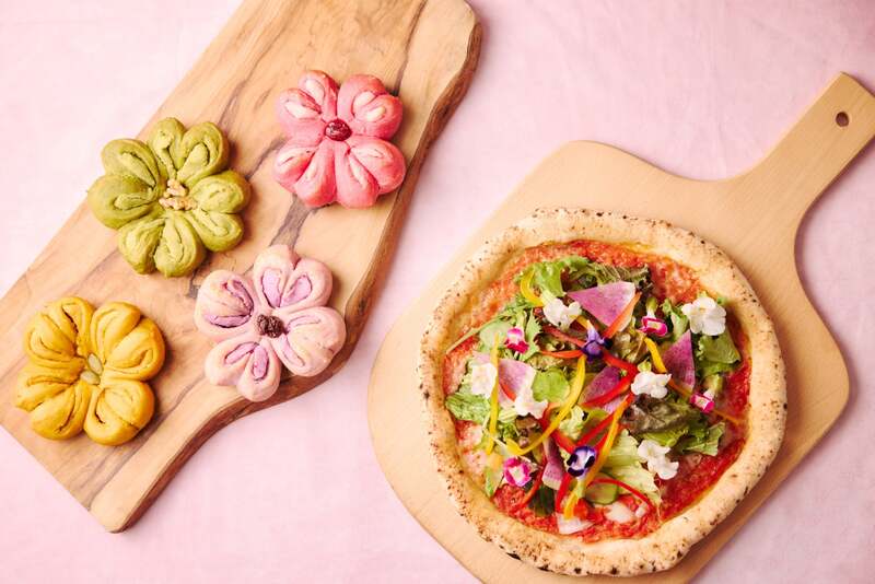 花咲くフラワーブレッドと花咲くピッツァ