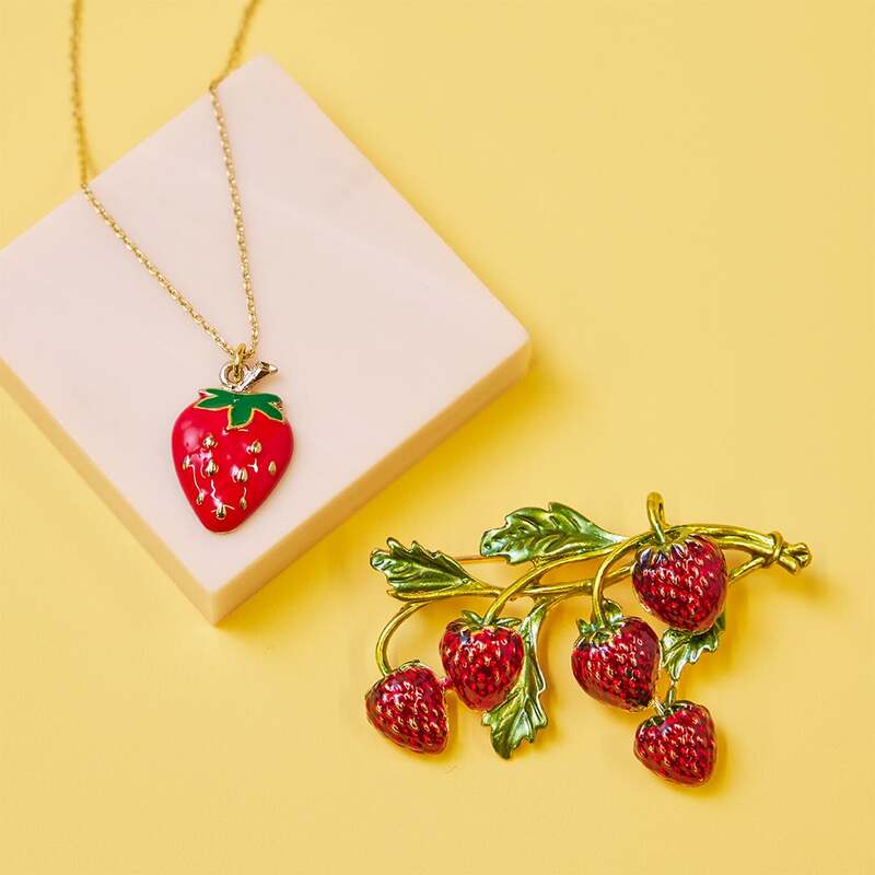 いちごの形のアクセサリー|Yokohama Glass（1号館1F）