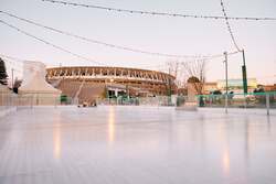 「新宿の明治公園でアイススケート＆屋外こたつ！国立競技場を望む冬の新スポット誕生」の写真