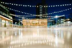 「新宿の明治公園でアイススケート＆屋外こたつ！国立競技場を望む冬の新スポット誕生」の写真