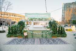 「新宿の明治公園でアイススケート＆屋外こたつ！国立競技場を望む冬の新スポット誕生」の写真