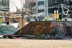 「新宿の明治公園でアイススケート＆屋外こたつ！国立競技場を望む冬の新スポット誕生」の写真