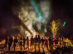 「絶景の天然芝で星空キャンプ！音楽と焚き火、足湯も楽しめる家族イベントが勝浦で」の写真