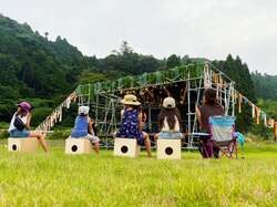 「絶景の天然芝で星空キャンプ！音楽と焚き火、足湯も楽しめる家族イベントが勝浦で」の写真