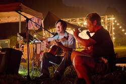 「絶景の天然芝で星空キャンプ！音楽と焚き火、足湯も楽しめる家族イベントが勝浦で」の写真