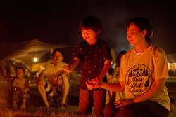 「絶景の天然芝で星空キャンプ！音楽と焚き火、足湯も楽しめる家族イベントが勝浦で」の写真