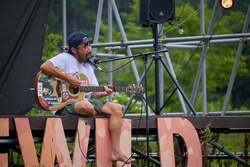 「絶景の天然芝で星空キャンプ！音楽と焚き火、足湯も楽しめる家族イベントが勝浦で」の写真