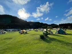 「絶景の天然芝で星空キャンプ！音楽と焚き火、足湯も楽しめる家族イベントが勝浦で」の写真