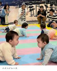 「0歳デビューを応援！岸和田でハイハイレースや服の交換会　参加無料の親子イベント」の写真