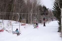 「国内最大級200ｍを滑走！札幌・滝野スノーワールドで無料のチューブそりがオープン」の写真