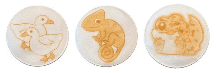 【選べるラテアート】左から、アヒル、カメレオン、レオパードゲッコー